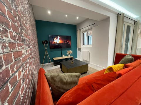 Popular Airbnb listing: Elegant - Quiet and Spacious in Lens