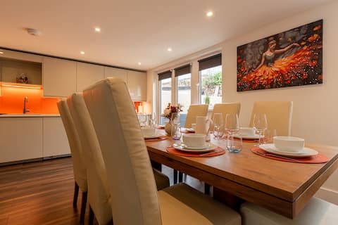 Central Wexford Townhouse with Hot Tub