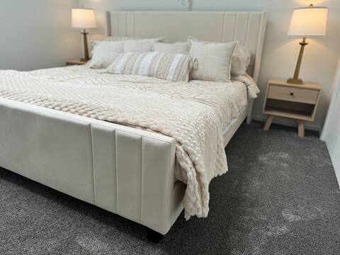 Scandinavian Chic Getaway - King Bed - Downtown