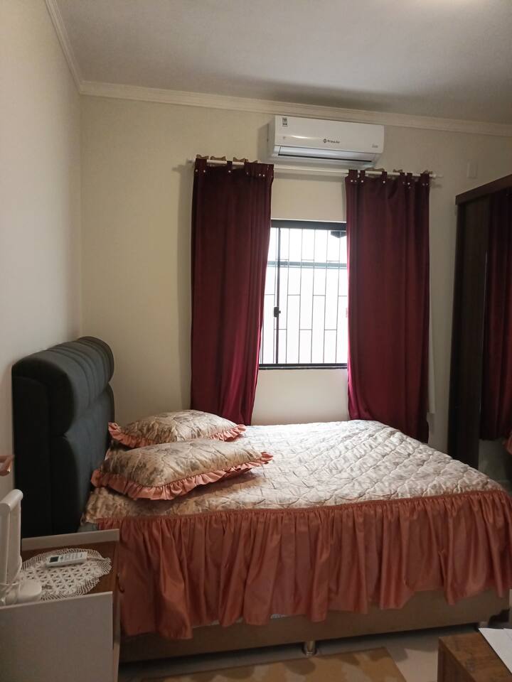 1 dormitorio doble completo, muy acogedor, tiene televisión, aparador, aire acondicionado, armario de noche, cama completa con un buen colchón, ropa de cama y baño 