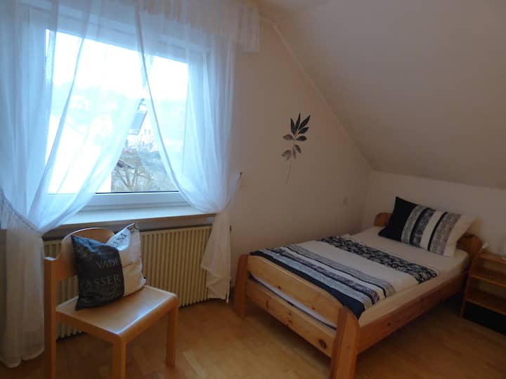 2 Einzelbetten 1x2 Meter. Diese können auch als Doppelbett genommen werden