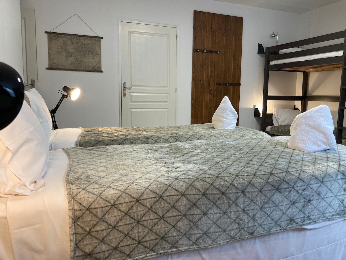 تم تصميم هذه الغرفة الخالية من الدرجات لتوفير الراحة المثلى لجميع زوارنا، وتجمع بين الأناقة والراحة وإمكانية الوصول، مما يضمن إقامة ممتعة للأشخاص ذوي القدرة المحدودة على الحركة.