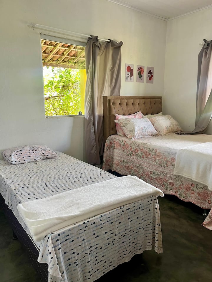 1 dubbelsäng 
1 enkelsäng 
Badrum med kall dusch