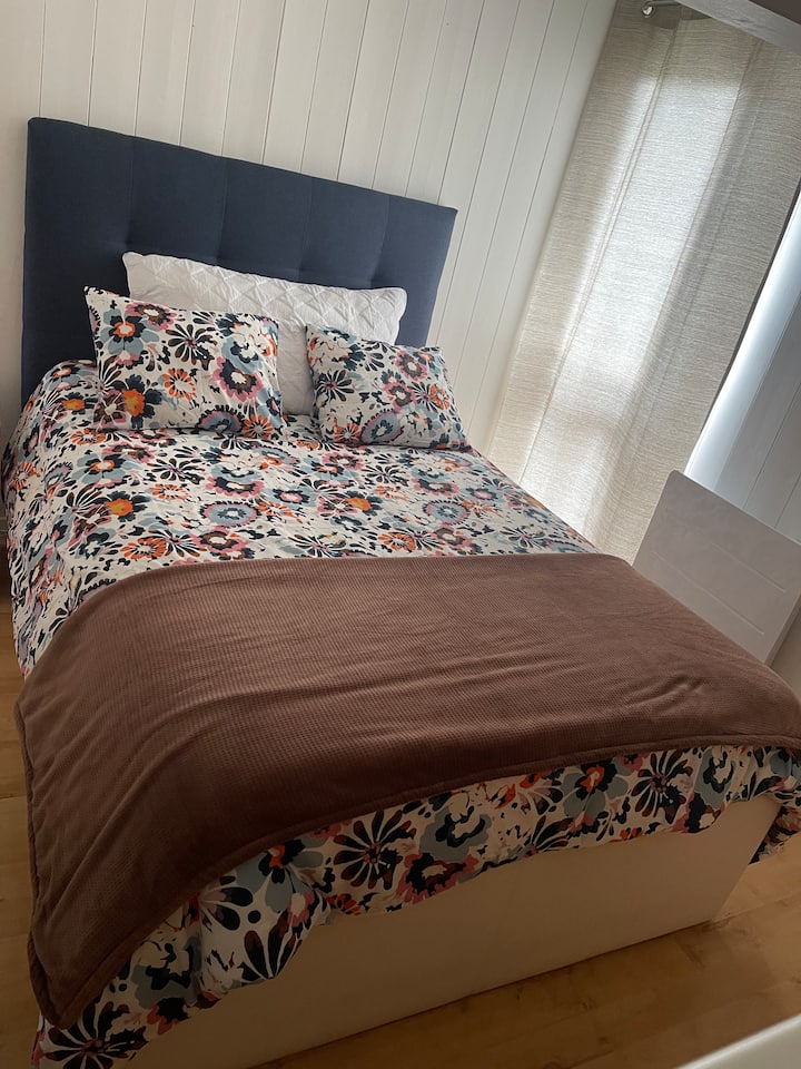 Bračni krevet 140 s ormarićem za odlaganje