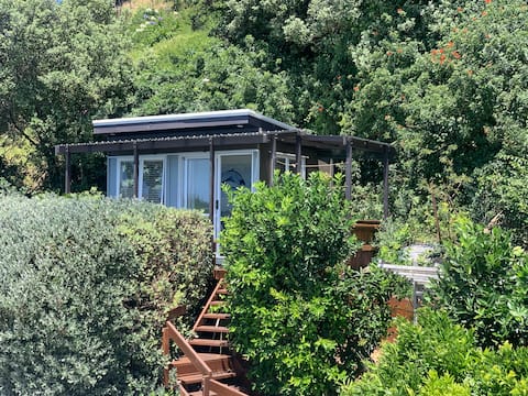 Top Airbnb: Onetangi Beach "Cabin At The Beach" Waiheke Island in Waiheke Island