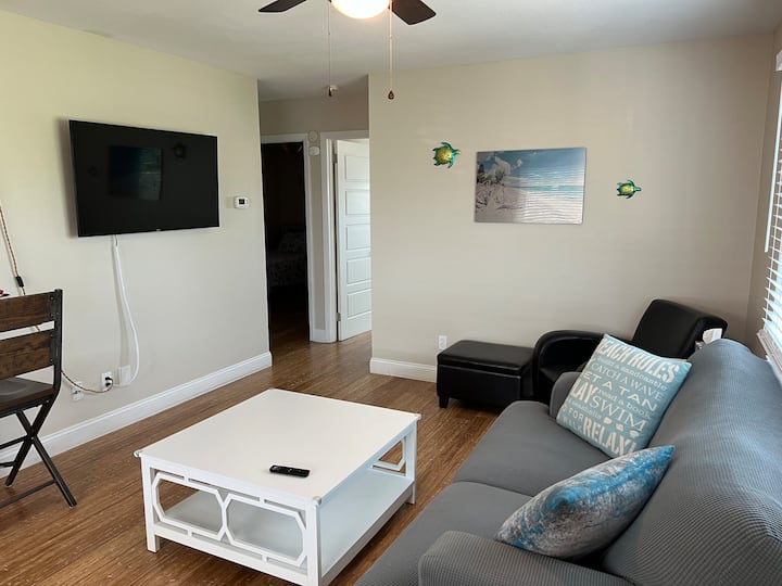 Daisy Oasis Minutes To Manasota Beach - Englewood, FL