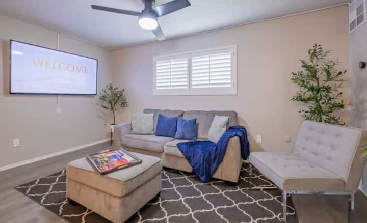 Beautiful Contemporary Suite #15 - 로턴