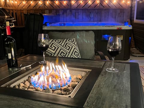 Jim’s Retreat w stone fireplace & 6 person hot tub