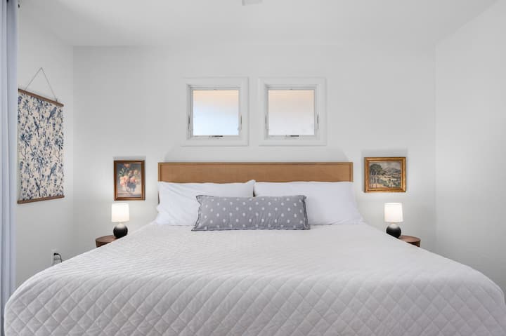 Cama tamaño king con televisor Roku 4K de 42 pulgadas.