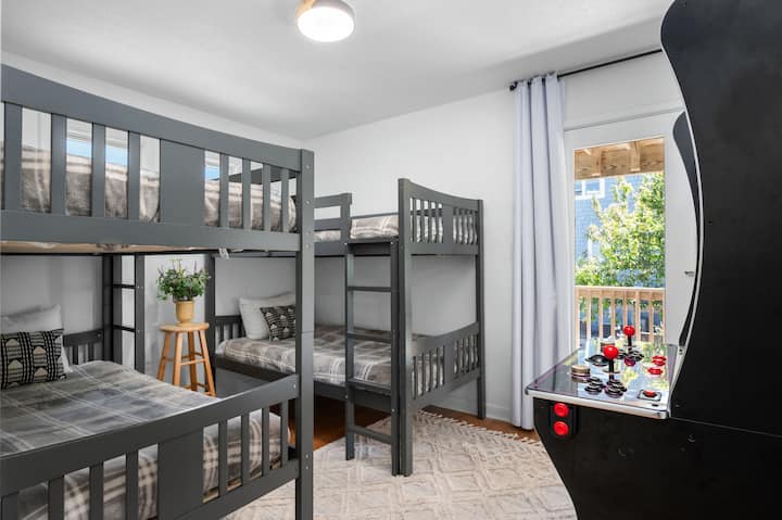 Habitación con literas y sala de juegos