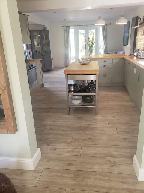 Spacious 4 bed house. 10 min from Silverstone