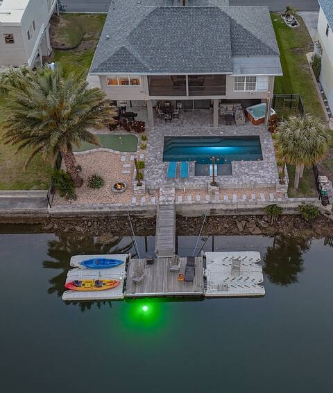 Waterfront home heated pool+jacuzzi+game room+golf
