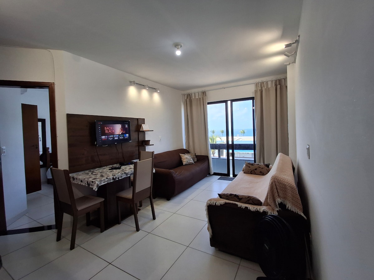 مع تلفزيون ذكي وأريكة وسرير أريكة، وتكييف هواء ميديا  سبرينغر 12000 وحدة حرارية بريطانية. 