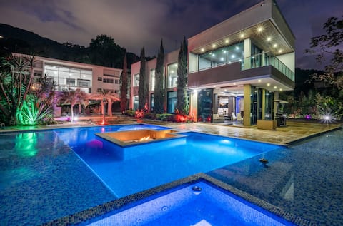 Luxury mansion - city view - Disco- Pool - jacuzzy