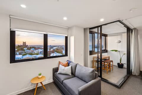 Top Airbnb: Beachside Luxe - L11 Views, Eats, Walks - 1 Car in Newcastle