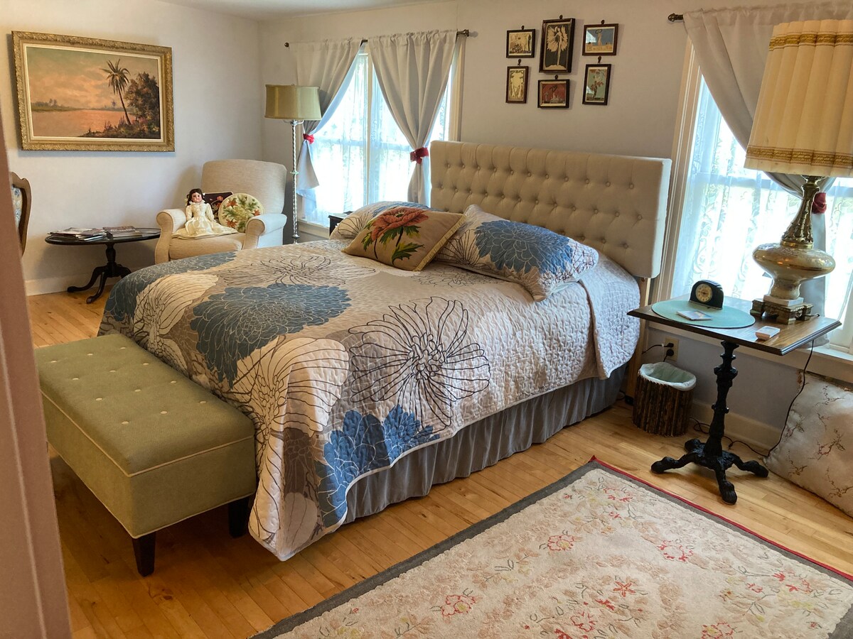 Charming Retro SOCO 2 Bedroom House