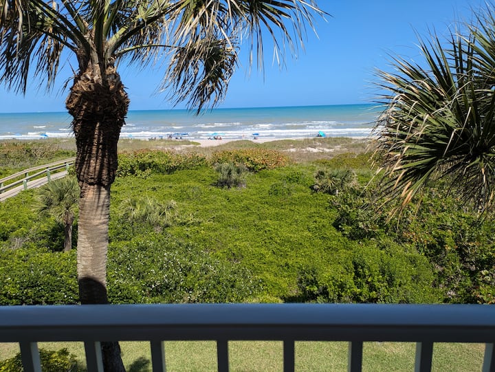 คุณจะสามารถใช้ระเบียงที่กว้างขวางได้จากห้องนั่งเล่น