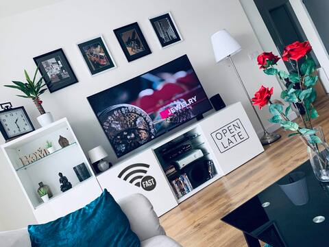 E1 LuxApt ~ 2rooms ~ 2xGarage ~ Foodstore ~ Netflix ~ Alexa