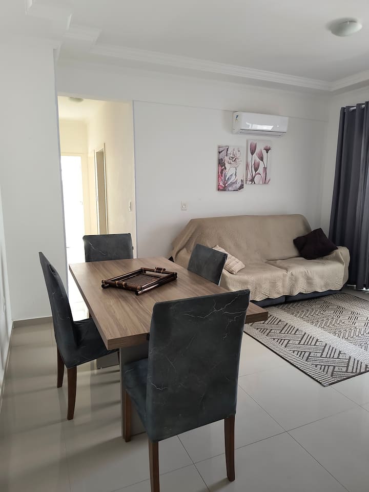 Habitación espaciosa y cómoda justo al lado del balcón con barbacoa, ¡ambiente perfecto!