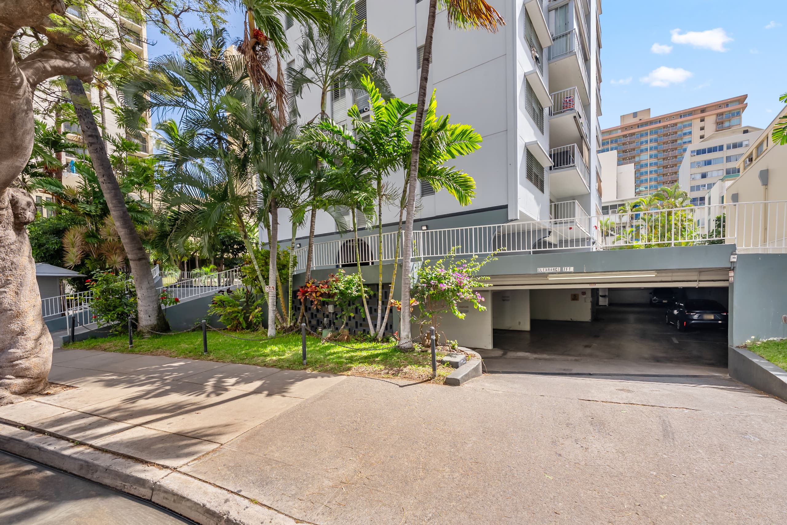 Oh-So-Close to Waikiki Beach Condo - Image 43