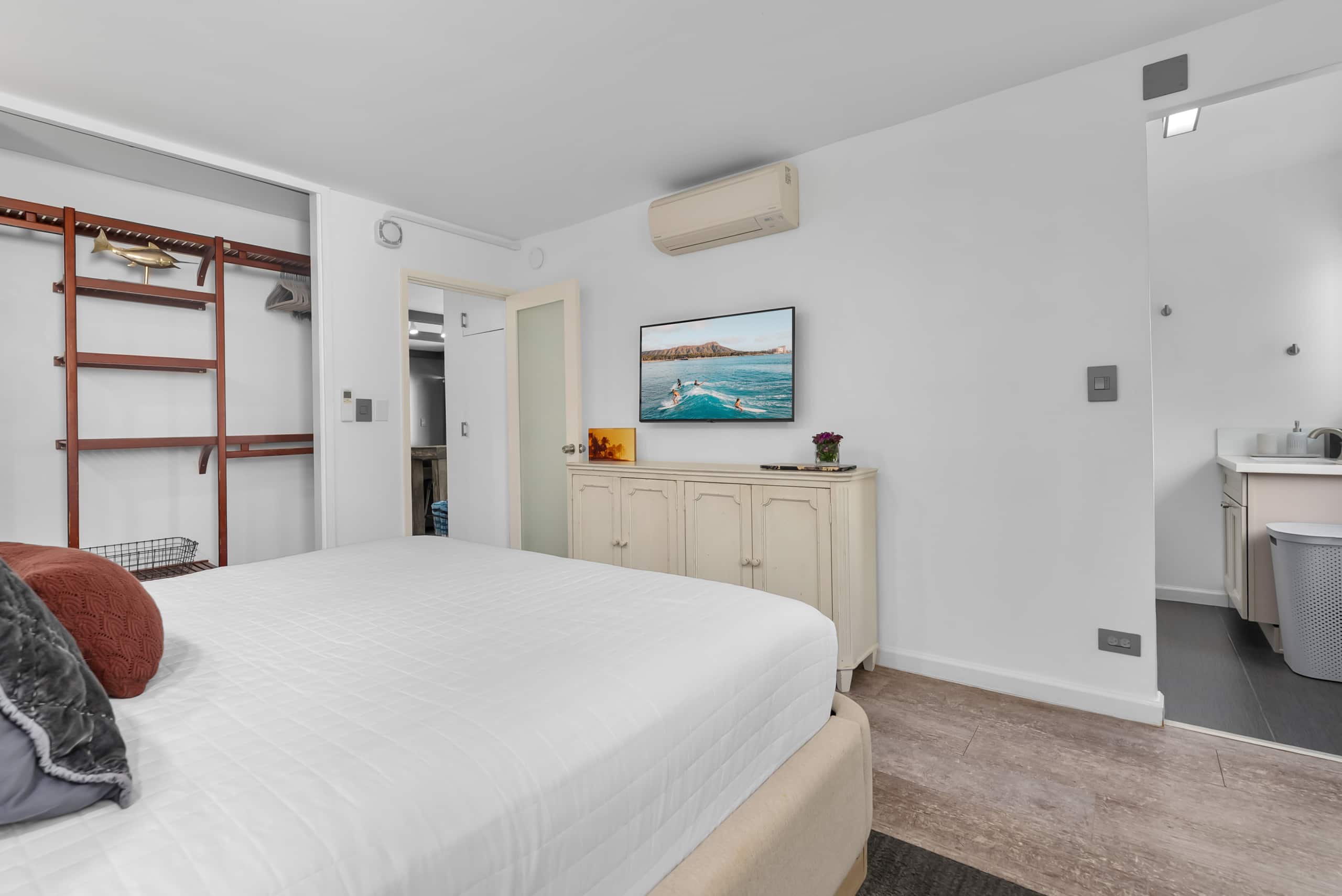 Oh-So-Close to Waikiki Beach Condo - Image 19