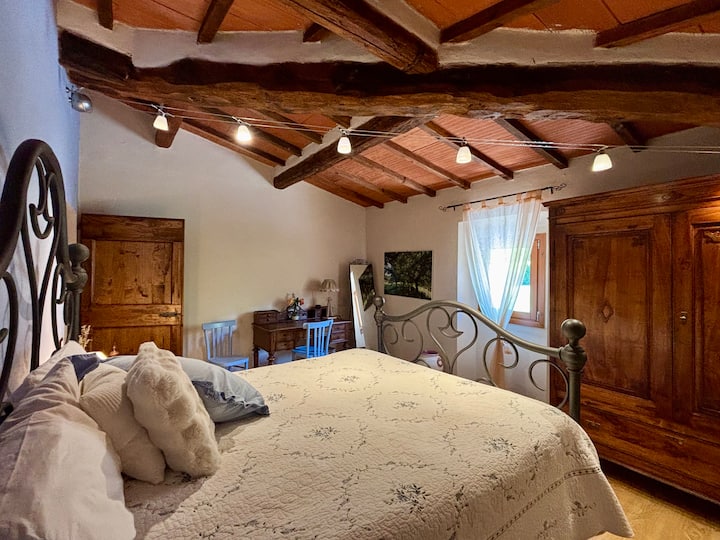 Cama queen/matrimonial. Escritorio.