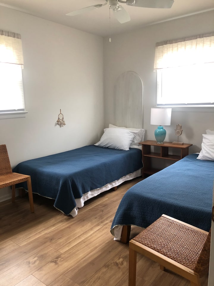 Dhoma e pasme e gjumit me dy krevate dopio, e madhe dhe dollap me depo. Krevatet do të kenë çarçafë të bardhë dhe një batanije për qëndrimin tënd.