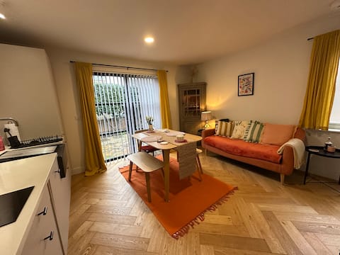 Top Airbnb: Bright, Stylish Summertown Apartment w/ Patio in Old Marston