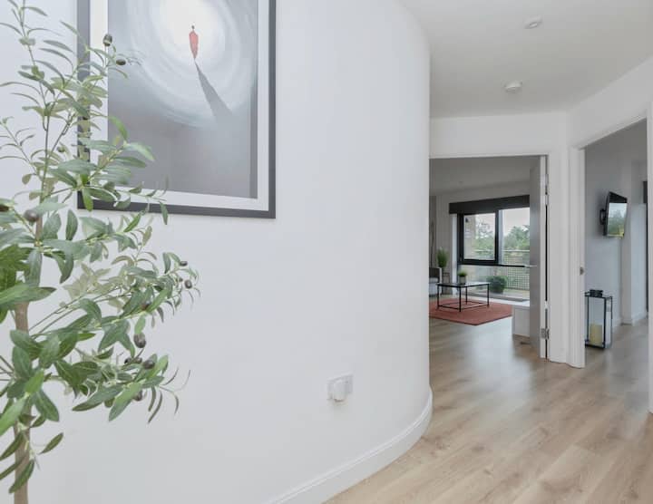 Luxury Apartment With Balcony And Parking - Leicestershire