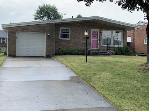 Near Hall of Fame, Fenced in yard, Pet Friendly