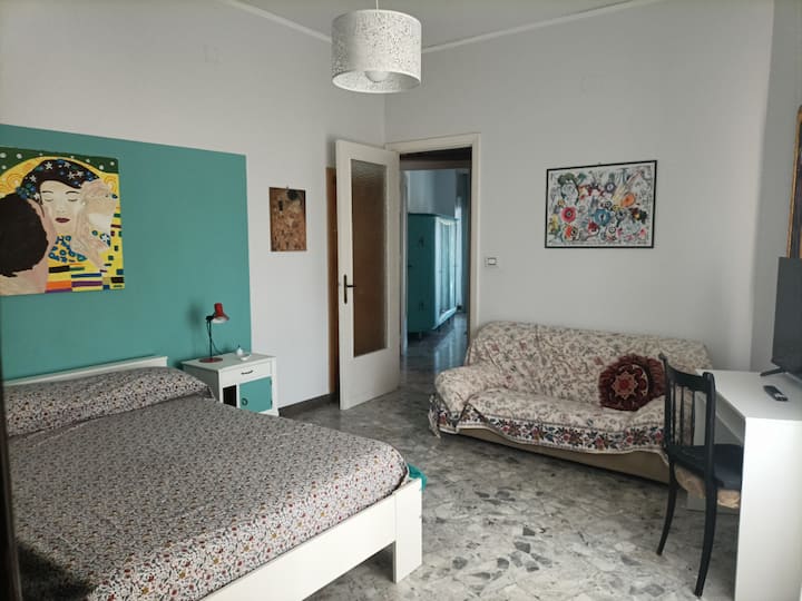 חדר עם מיטה זוגית צרפתית, עם טלוויזיה חכמה 50 אינץ' של Heisense 