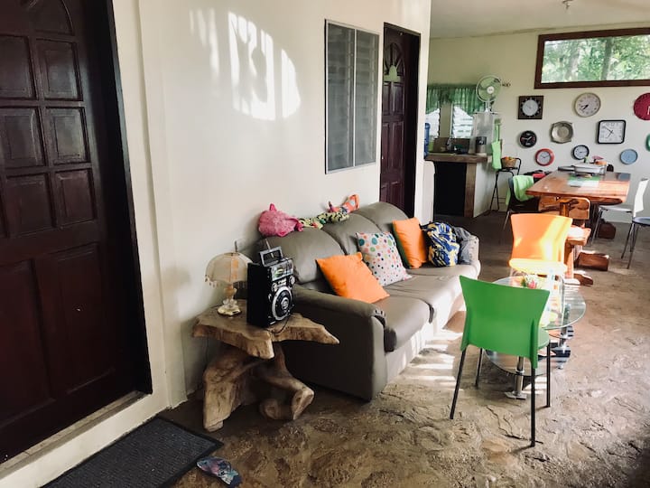 La sala de estar es un buen lugar para relajarse y está frente a la vista de los grandes ventanales que dan a la naturaleza y a las montañas. 