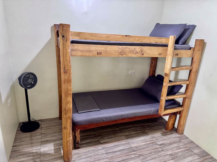 Nuestra habitación con dos pisos es perfecta para que los niños o amigos duerman con un colchón de piso tamaño queen para todos. 