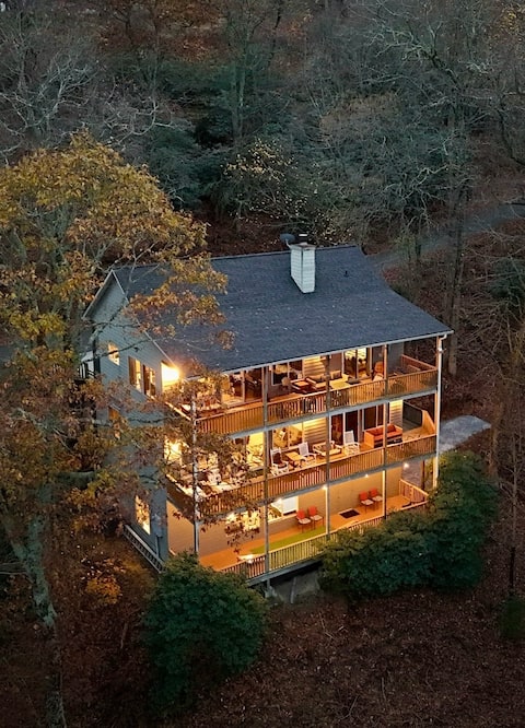 Popular Airbnb listing: Sky's The Limit-mins from Vineyard and Waterfall in Sky Valley