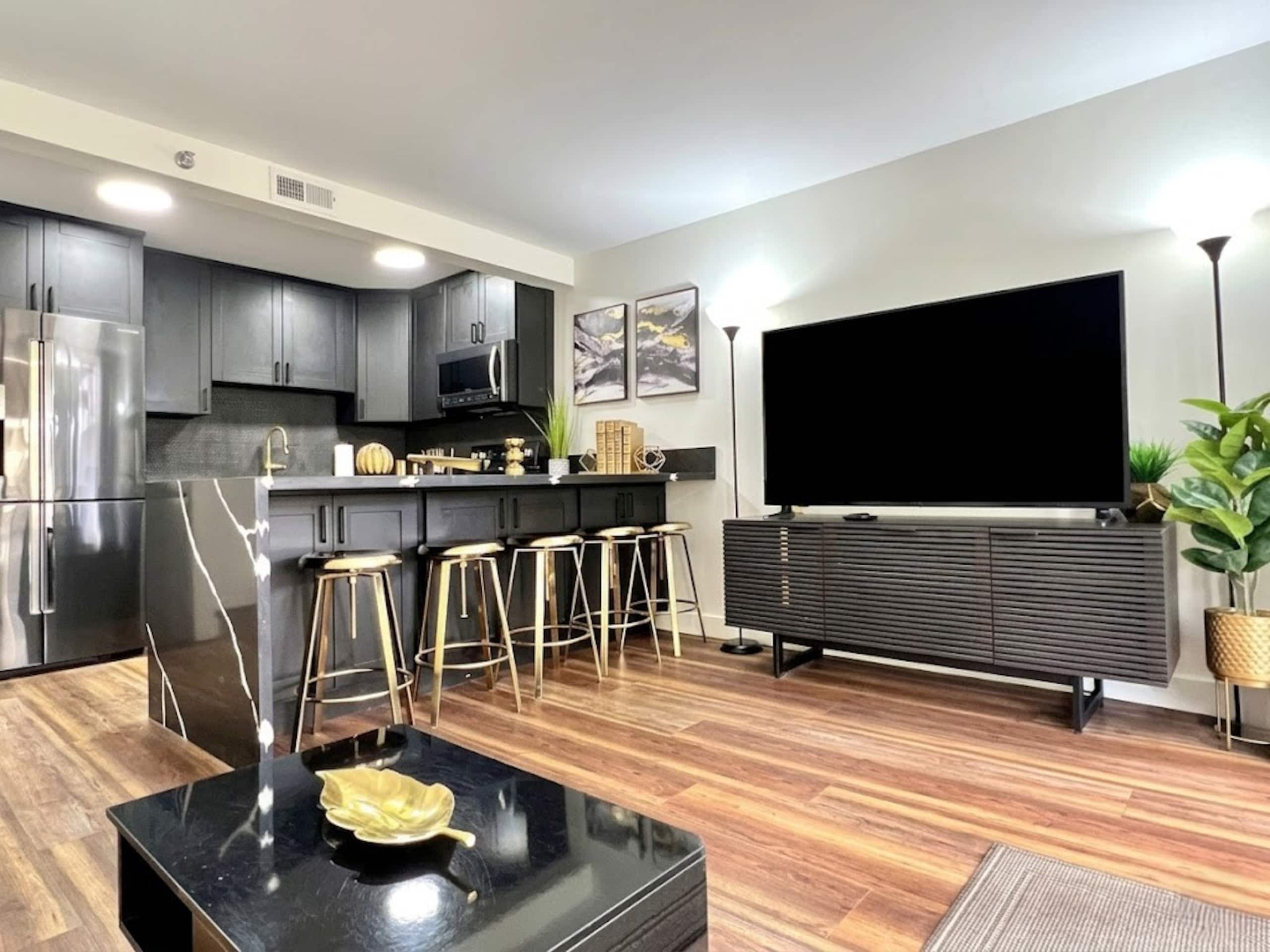 Tropical Oasis Near Waikiki Beach + 1 Free Parking - Image 15
