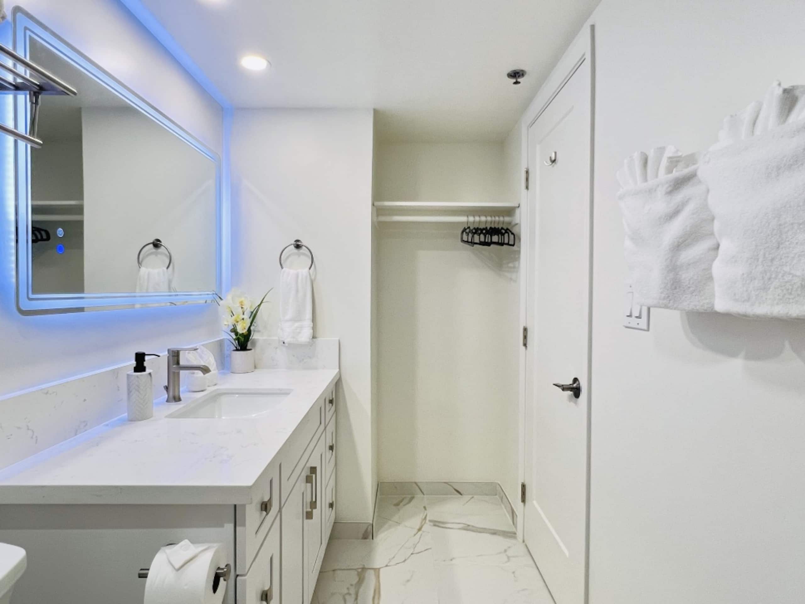 Tropical Oasis Near Waikiki Beach + 1 Free Parking - Image 27