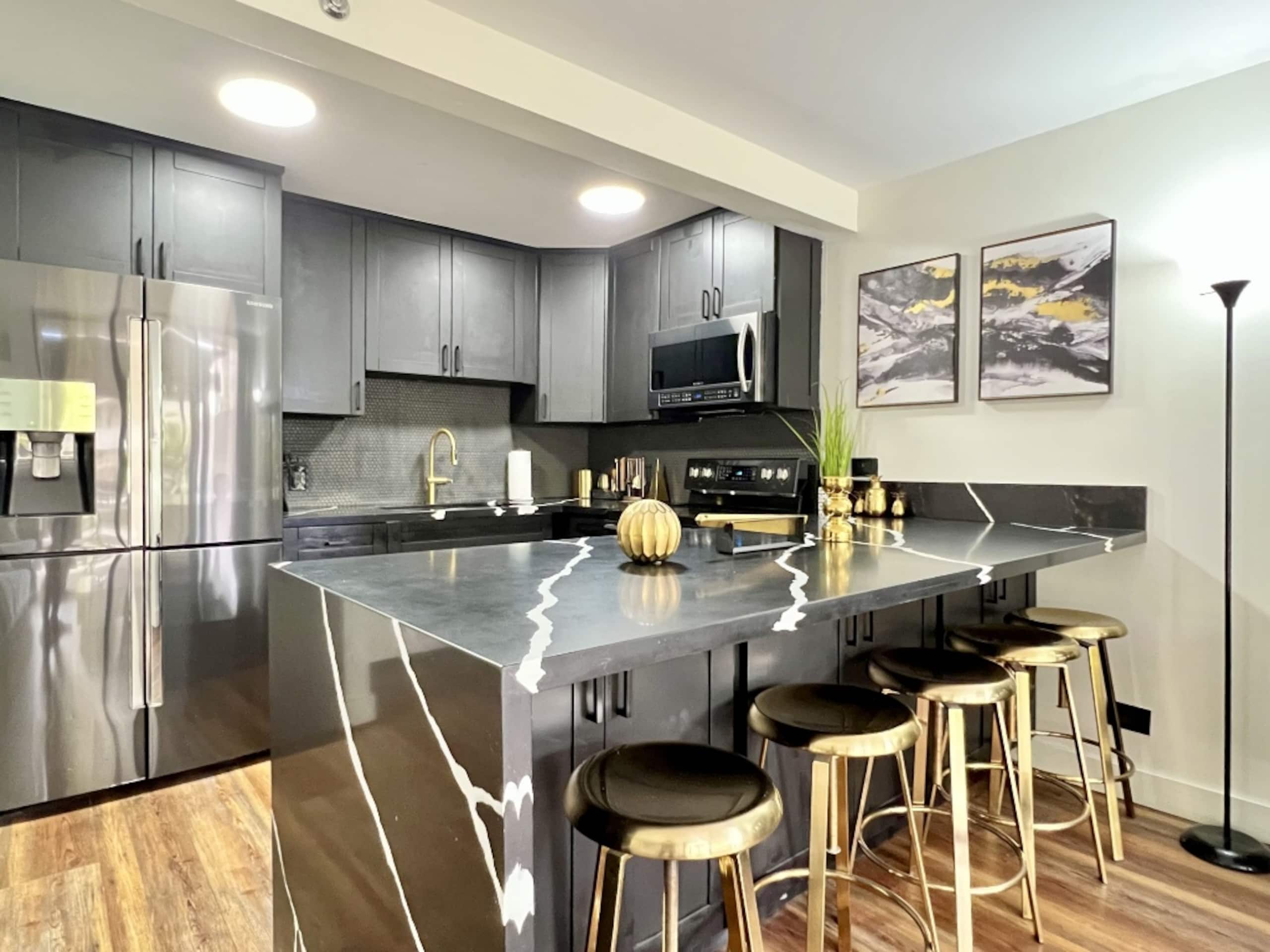 Tropical Oasis Near Waikiki Beach + 1 Free Parking - Image 16