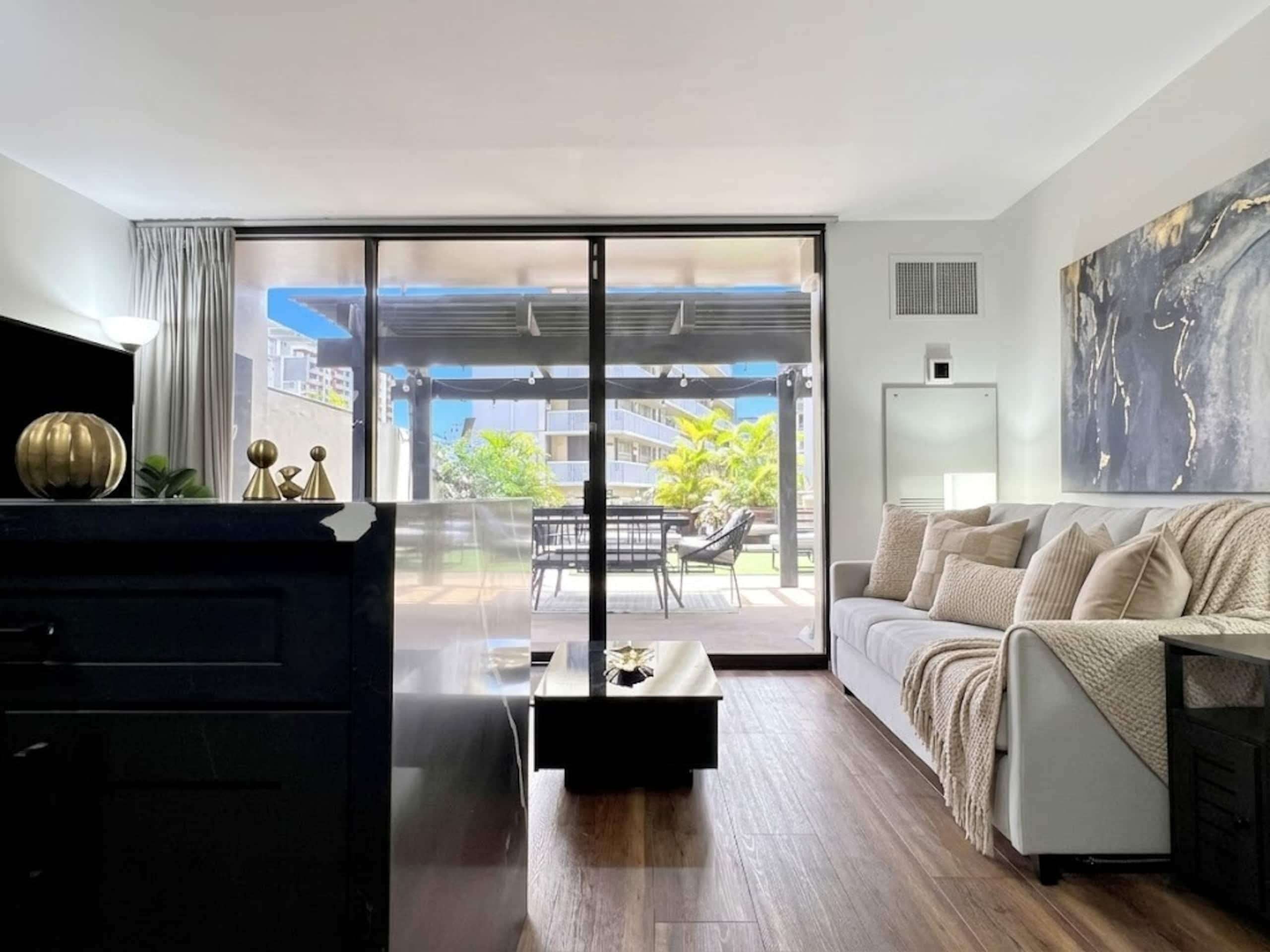 Tropical Oasis Near Waikiki Beach + 1 Free Parking - Image 2