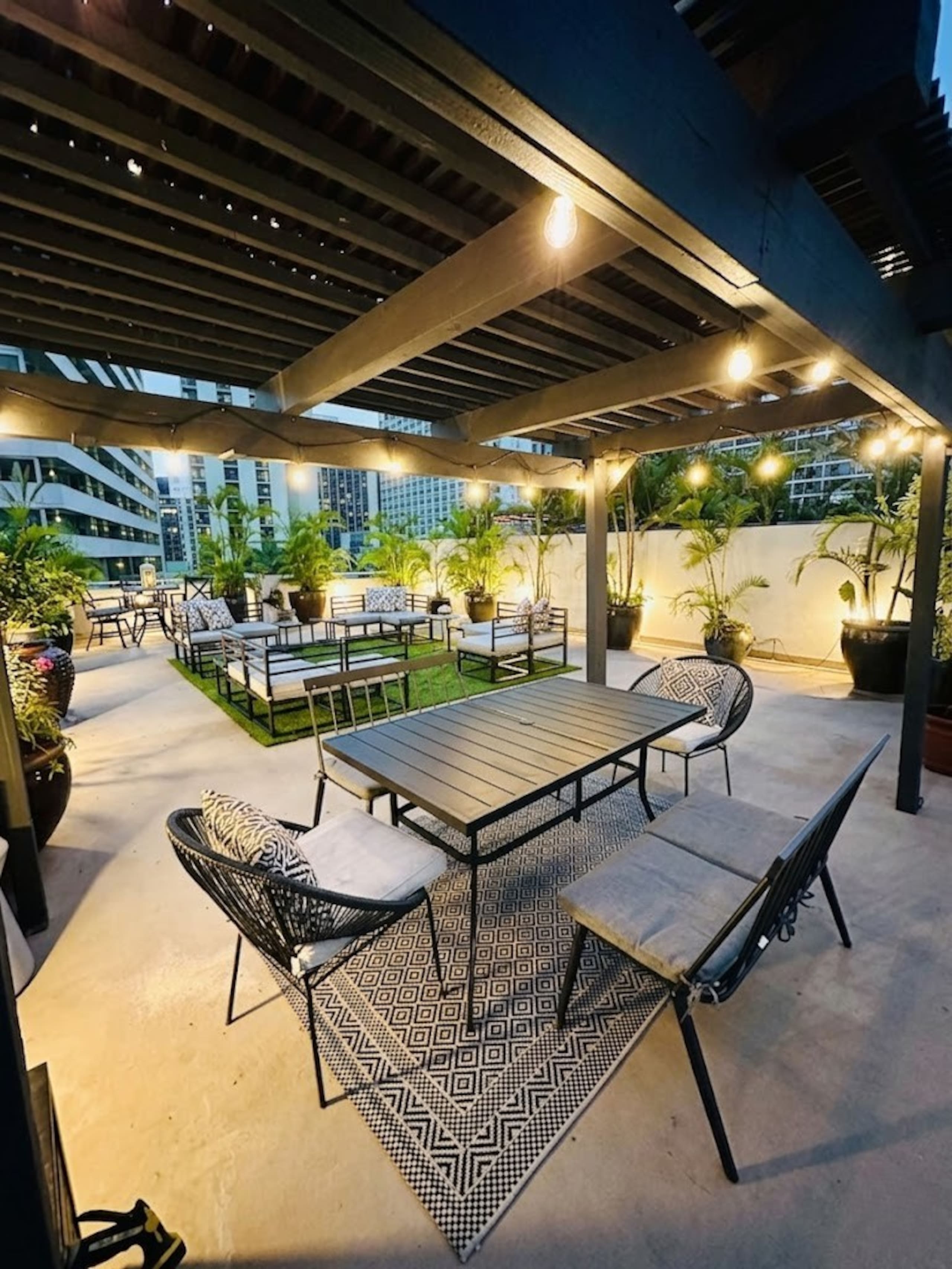 Tropical Oasis Near Waikiki Beach + 1 Free Parking - Image 28