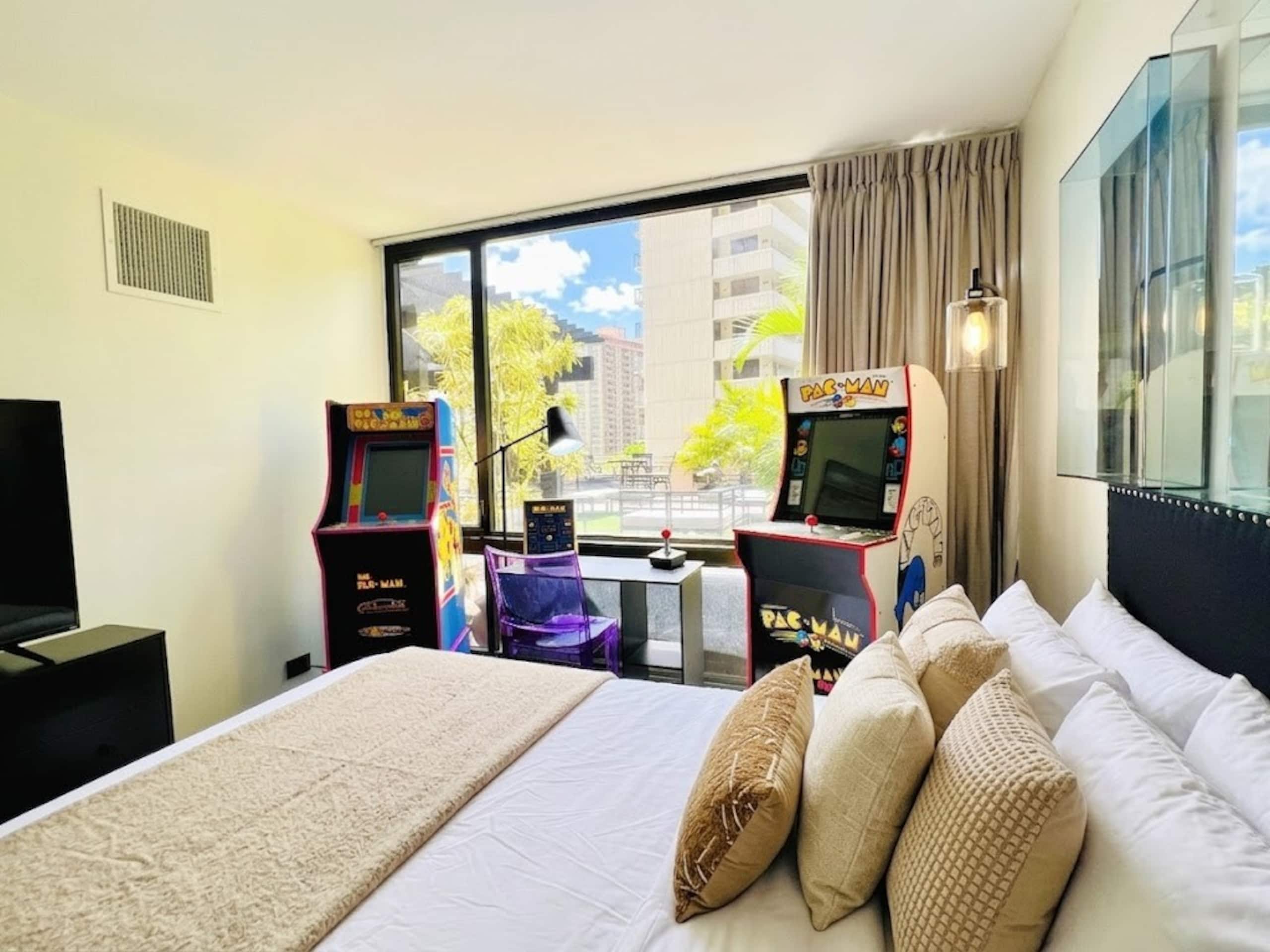Tropical Oasis Near Waikiki Beach + 1 Free Parking - Image 18
