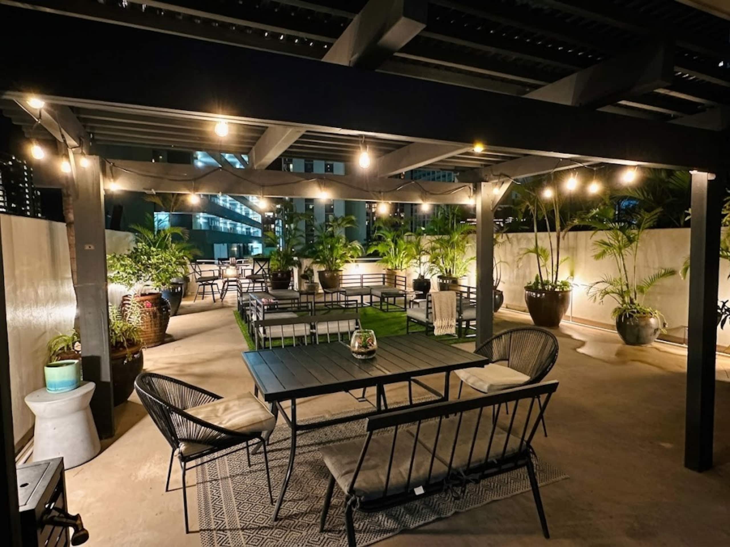 Tropical Oasis Near Waikiki Beach + 1 Free Parking - Image 32