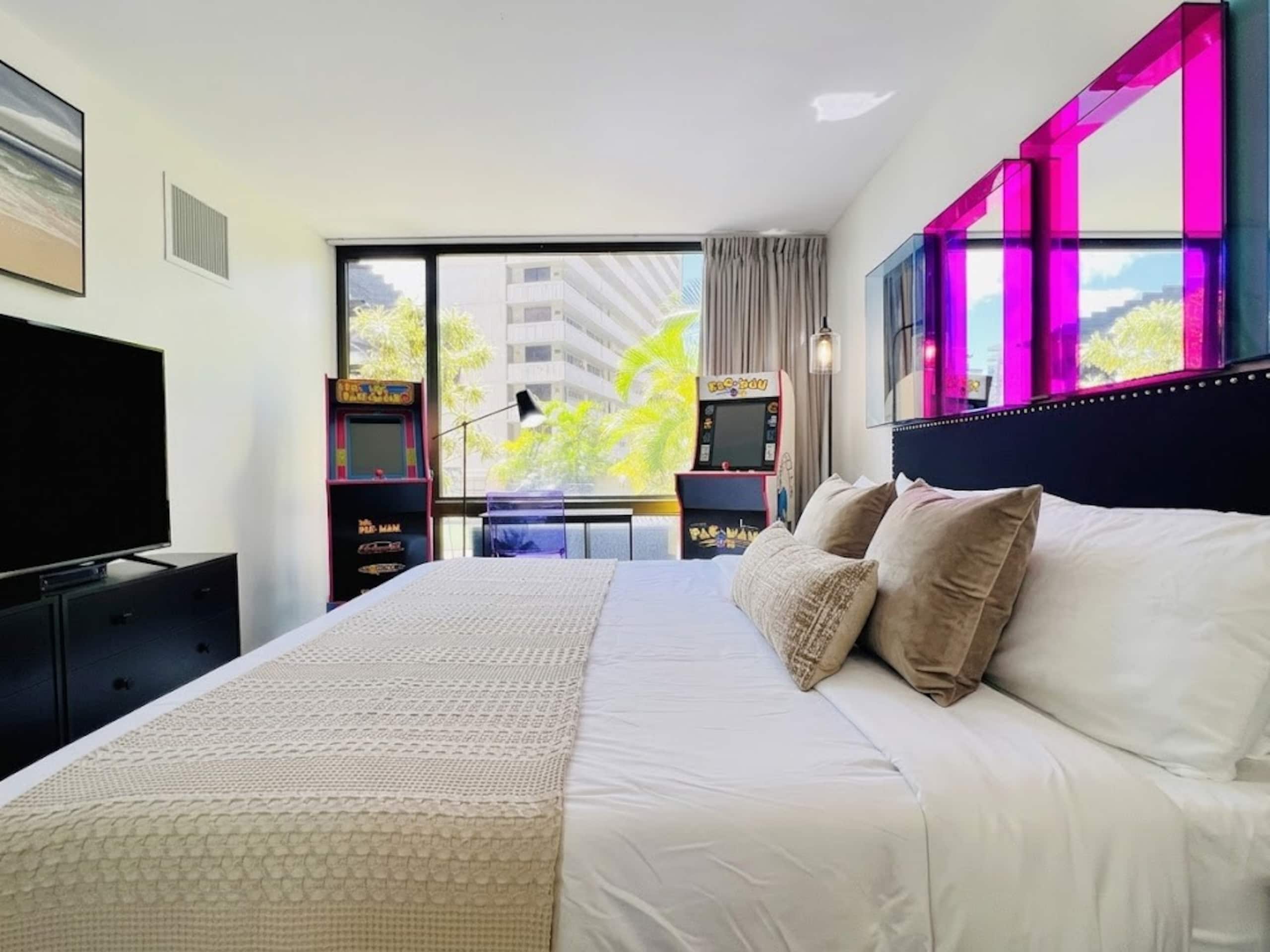 Tropical Oasis Near Waikiki Beach + 1 Free Parking - Image 20