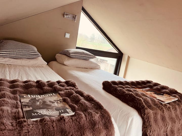 Chambre double confortable dans le grenier. Style et photos IZY.GOING