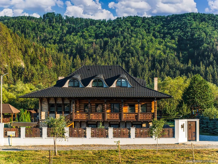 Cozy 7-bedroom chalet with indoor fireplace