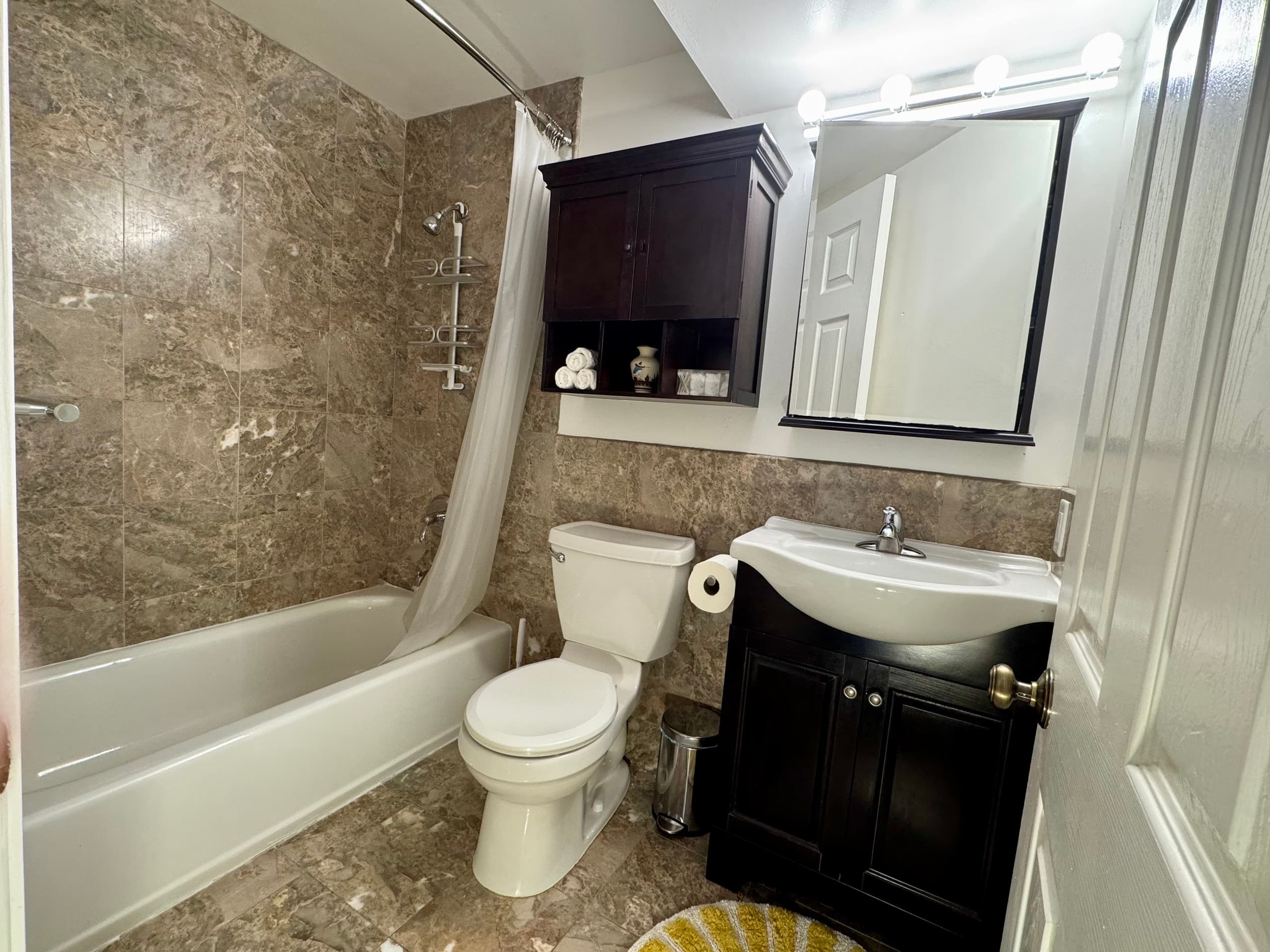 Comfortable Guest Suite in Parkside. - Image 8
