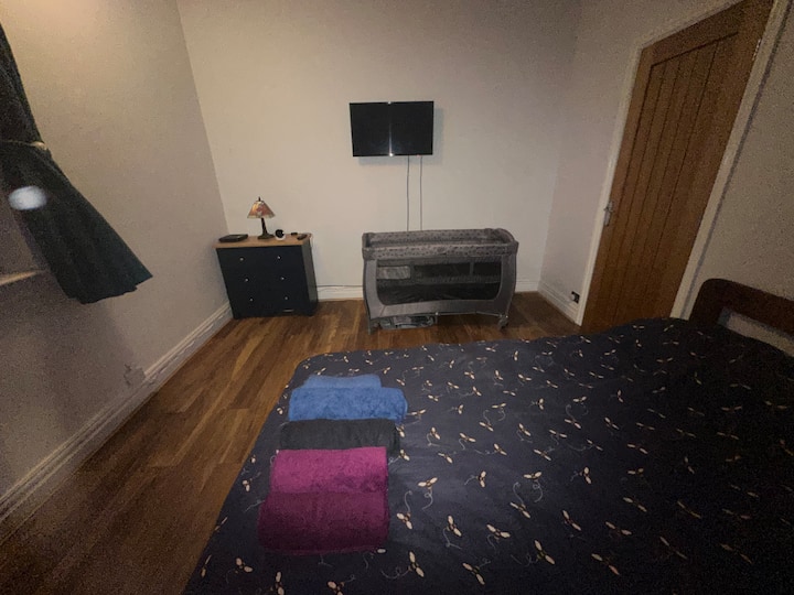 Veľká manželská posteľ s matracom Silent Night.