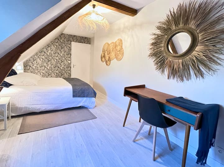 Gran habitación con cama tamaño queen con espacio de oficina