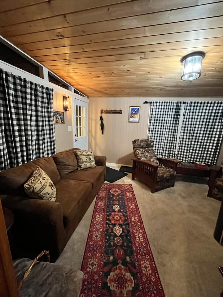 Enjoy Lake Wallenpaupack at the Little Red Cottage - Cottages for