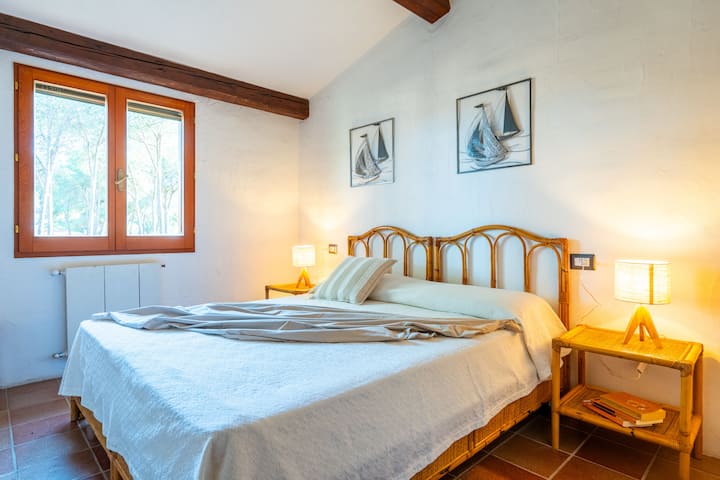 二楼和三楼卧室配有管道空调系统，可供暖和制冷。