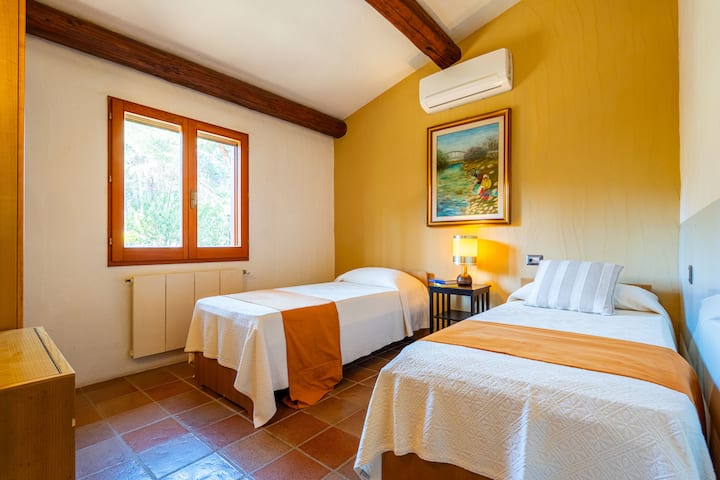 第一间卧室配有现代化和高效的分体式空调